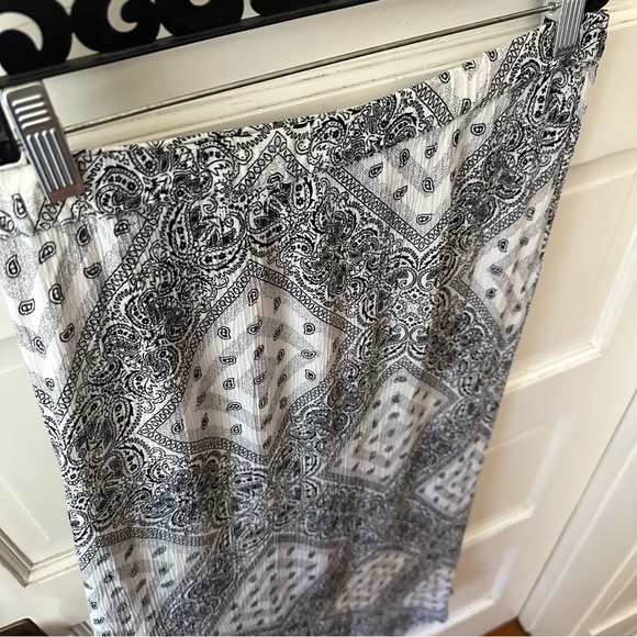 Volcom 90s Style Maxi Skirt Back Slit Lettuce Hem Paisley Bandana Black White - Picture 2 of 11